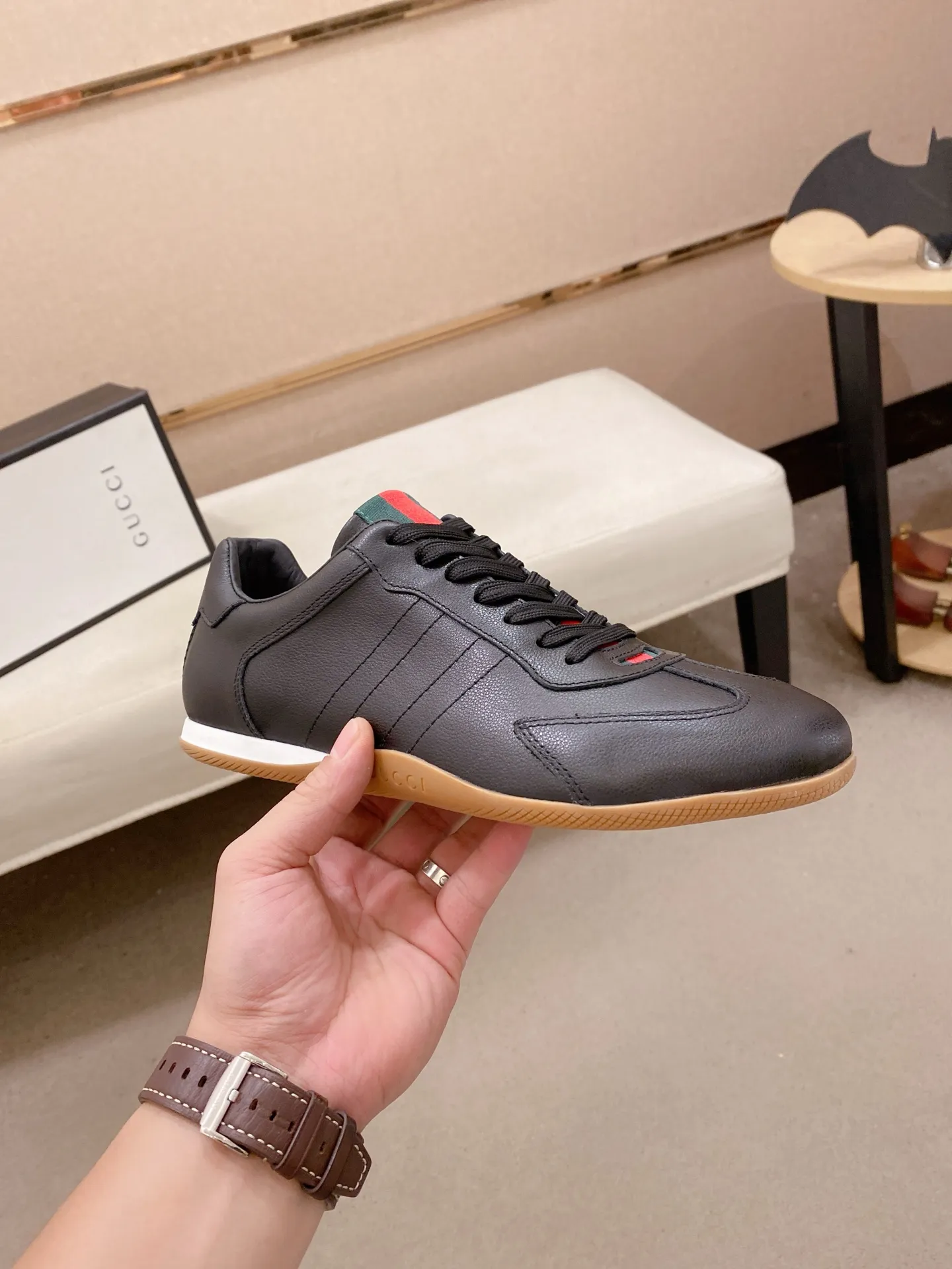 Men's shoes 💰 462💰The new GUCCI (Gucci) counters are launched simultaneously. The new men's shoes, 😘fabrics are selected from imported cowhide, and the lining is sheepskin lining. 👍🏿 High-end ☄️ air-cushion molded anti-slip rubber outsole, exquisite lines, simple and elegant, comfortable and high-end for leisure travel. Code number: 38 to 44 (45 can be customized and cannot be returned or exchanged)